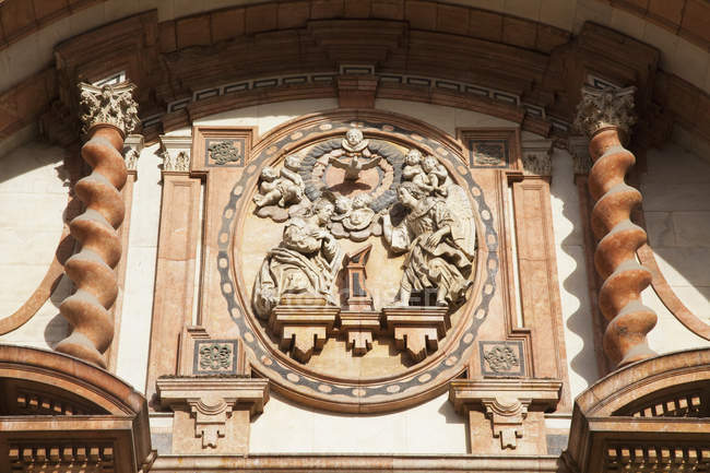 Украшенный фасад на соборе — стоковое фото