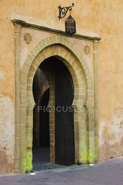 Дверь в здание через арку — стоковое фото