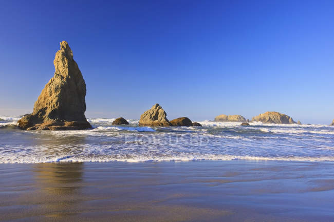 Скельні утворення на низькому припливі на пляжі бандонів — стокове фото