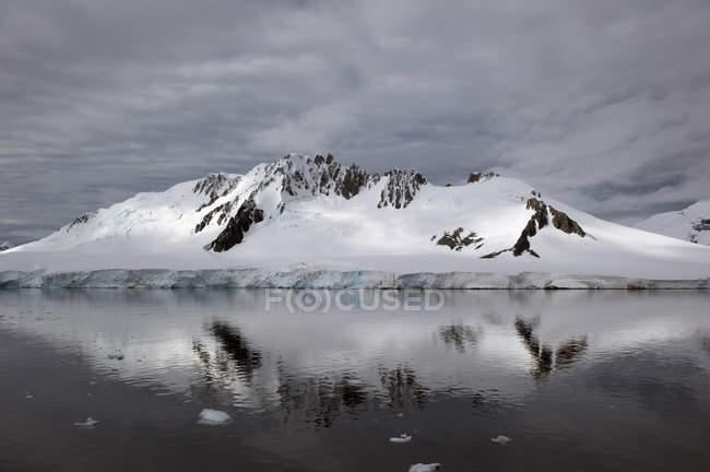 Montagne reflétée dans l'océan sud tranquille — Photo de stock