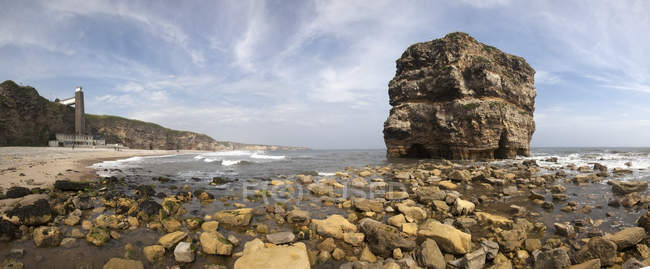 Grande formazione rocciosa lungo la costa — Foto stock