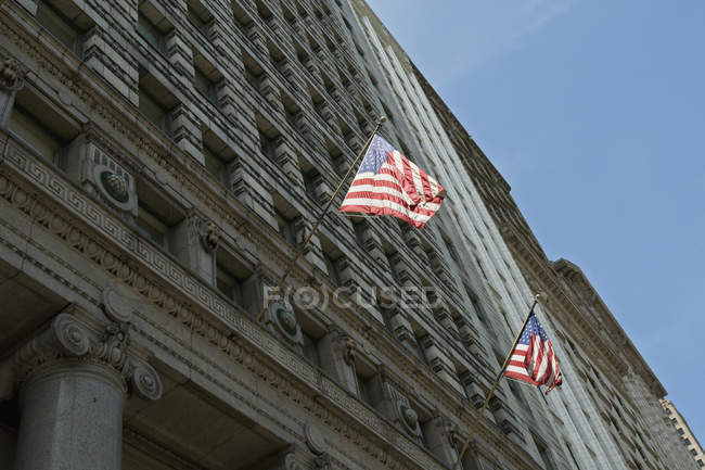 Vista de ángulo bajo de banderas americanas - foto de stock