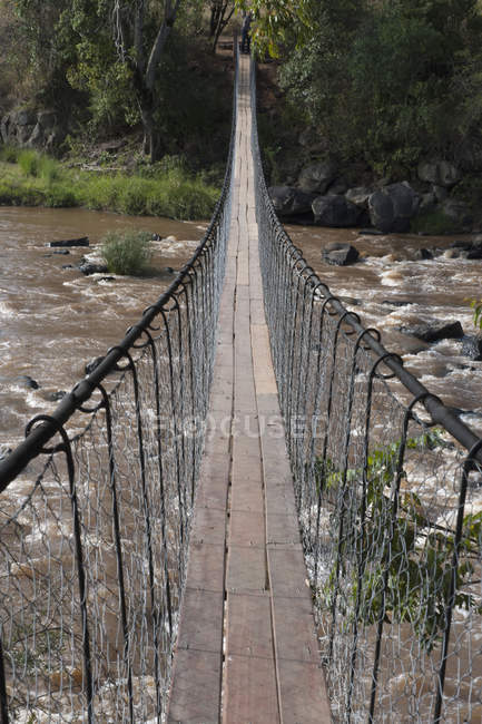 Eine lange Hängebrücke — Stockfoto