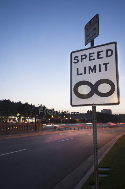 Señal de tráfico que indica 'límite de velocidad infinito' - foto de stock