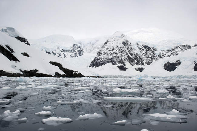 Berge und Gletscher spiegeln sich im Wasser — Stockfoto