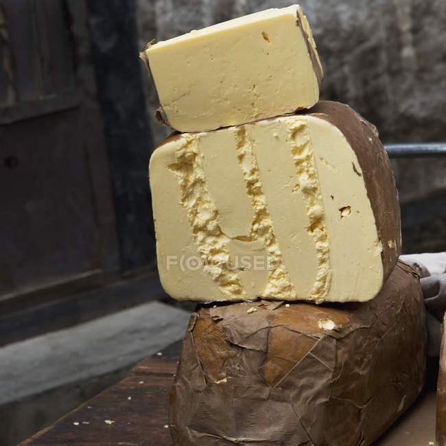 Сыр нарезанный и сваленный — стоковое фото