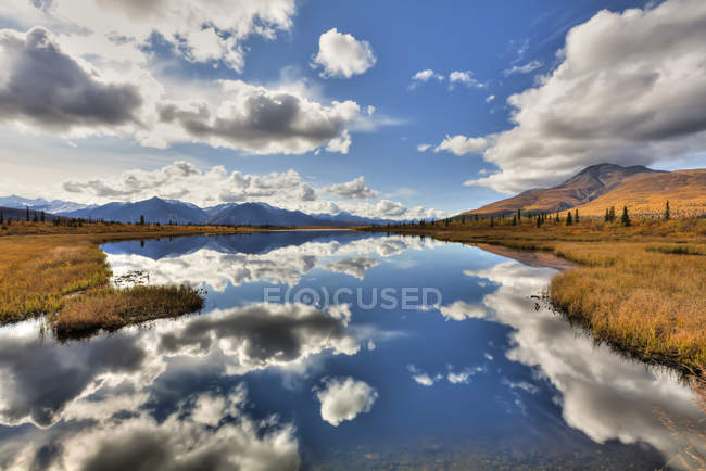 Nuvem reflexões sobre Knob Lake — Fotografia de Stock