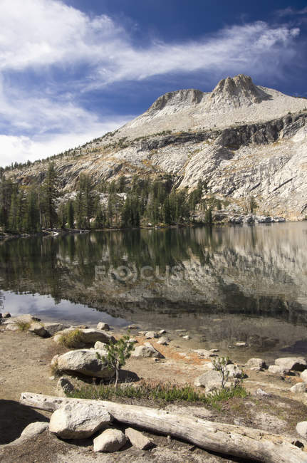 Lago de mayo en el parque nacional de Yosemite - foto de stock