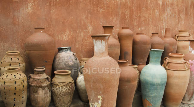 Разнообразие глиняных горшков — стоковое фото