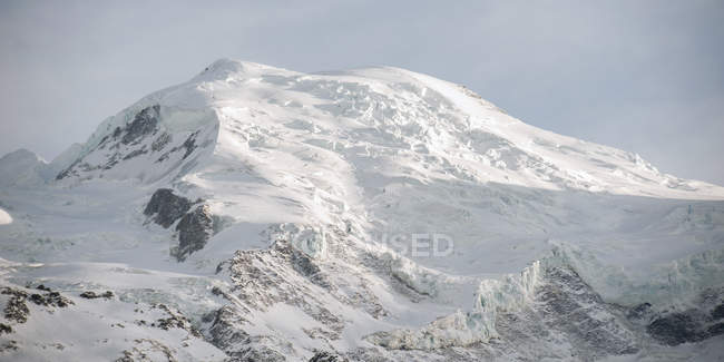 Montanha coberta de neve — Fotografia de Stock
