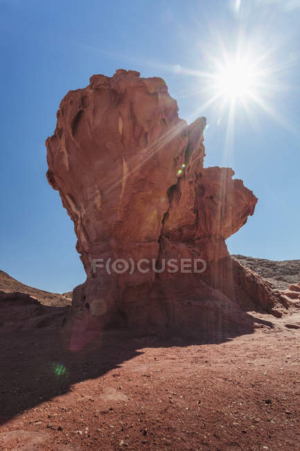 Formação rochosa com sunburs — Fotografia de Stock