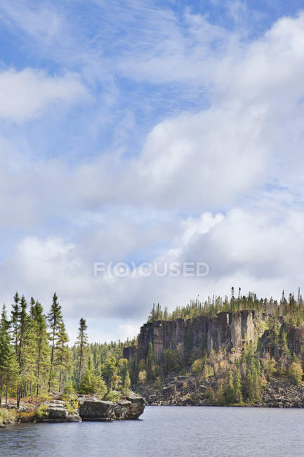 Granito formações rochosas ao longo do lago — Fotografia de Stock