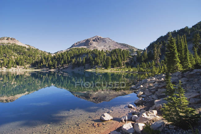 Montaña reflejándose en el lago - foto de stock