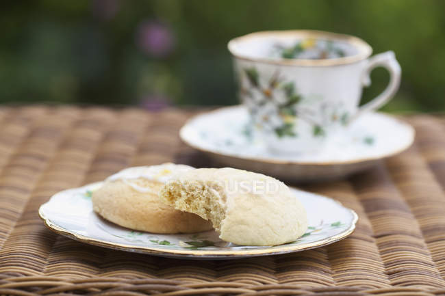 Лимонное печенье и чай — стоковое фото
