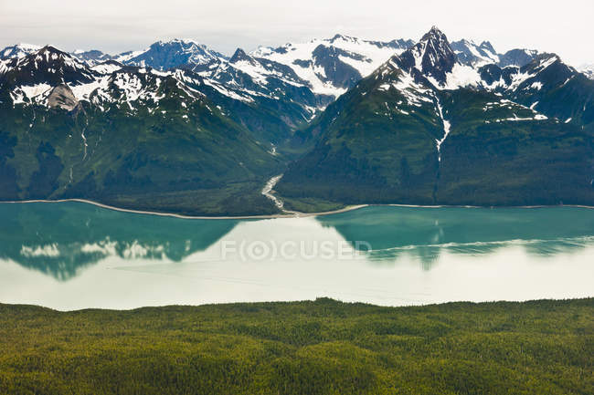 Вид з повітря на озеро — стокове фото
