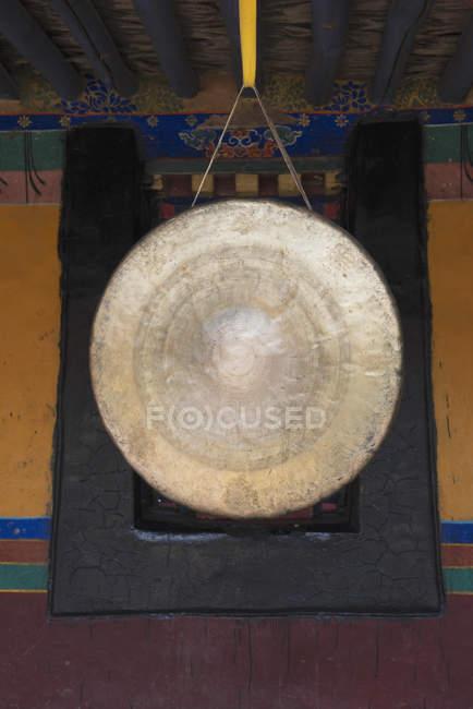 Platillo de oro en templo jokhang - foto de stock