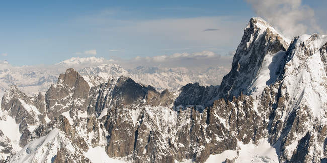 Robustes sommets des Alpes françaises chaîne de montagnes — Photo de stock