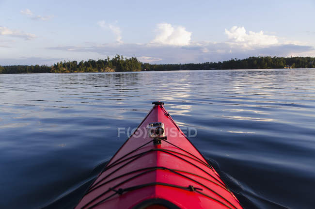 The bow of red kayak in lake — Stock Photo