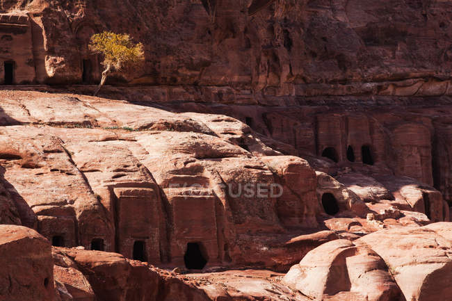Гробниці в скелі в стародавньому місті — стокове фото