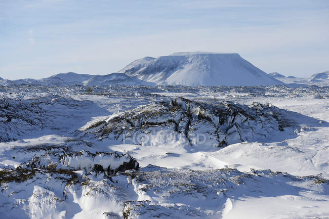 Früher Schnee auf zerklüfteter Landschaft — Stockfoto