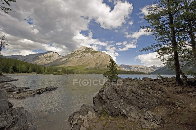 Rugged canadian rocky mountains — Stock Photo