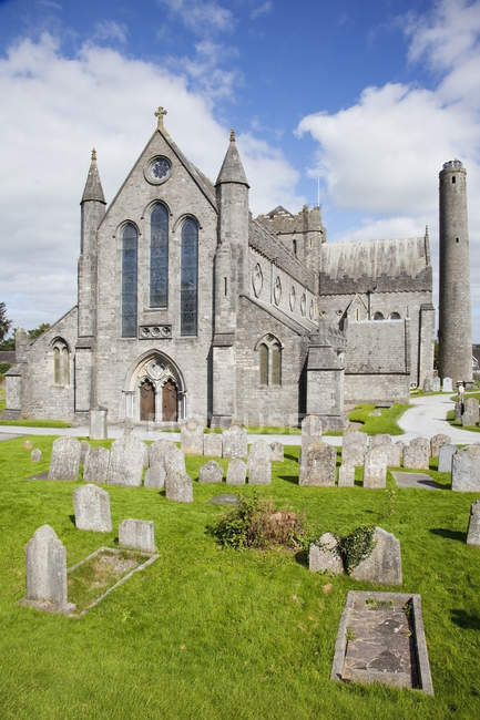 Iglesia y cementerio; Kilkenny - foto de stock