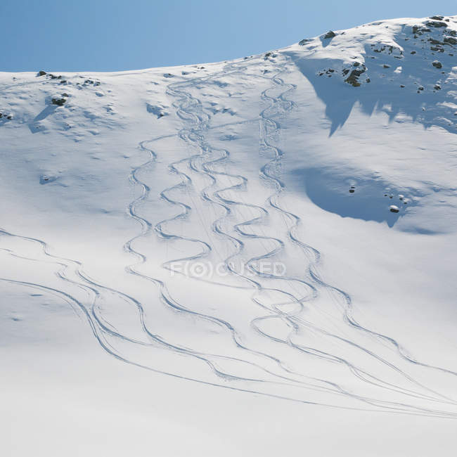 Pistas de esquí en nieve en montaña - foto de stock