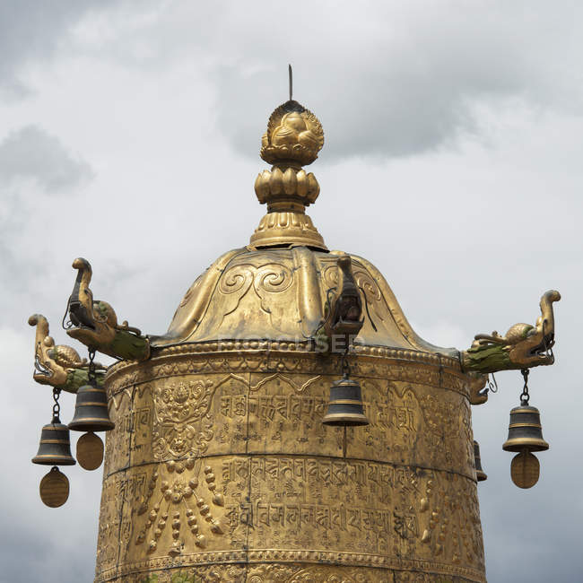 Estructura de oro en el templo lokhang - foto de stock