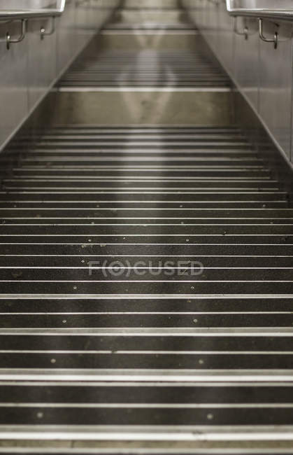 Escaliers avec balustrades métalliques — Photo de stock
