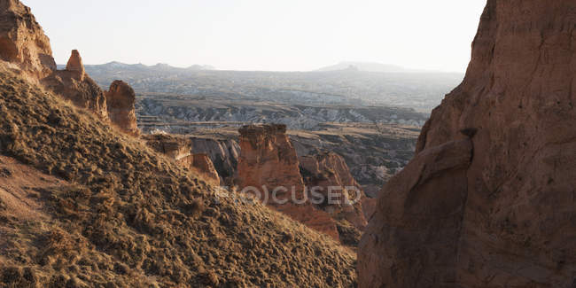 Zerklüftete Landschaft mit Felsen — Stockfoto