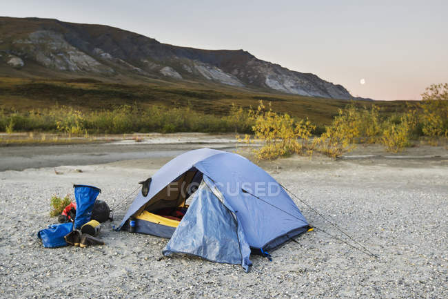 Tenda allestita nel parco nazionale alaska nord-occidentale — Foto stock