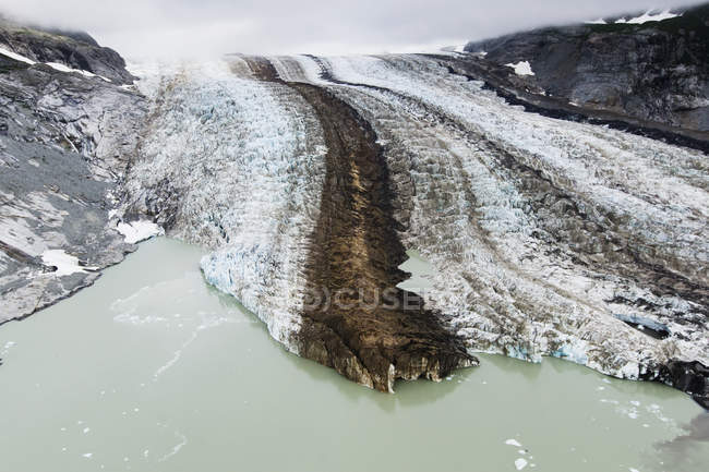 Glacier de Fourpeaked contre l'eau — Photo de stock