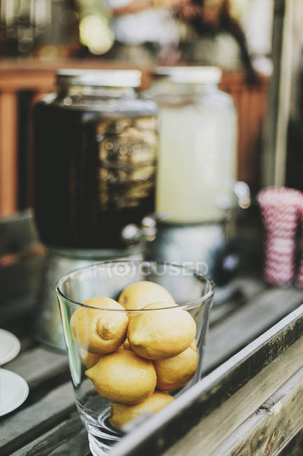 Bol en verre rempli de petits citrons — Photo de stock