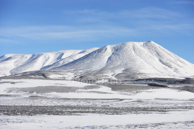 Neve precoce su paesaggio accidentato — Foto stock