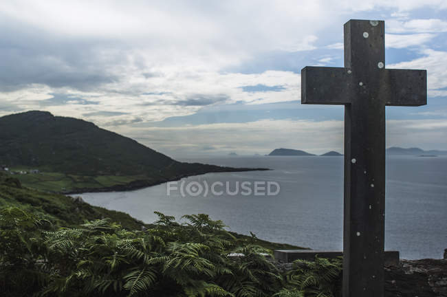 Croix au-dessus de la baie coulagh — Photo de stock