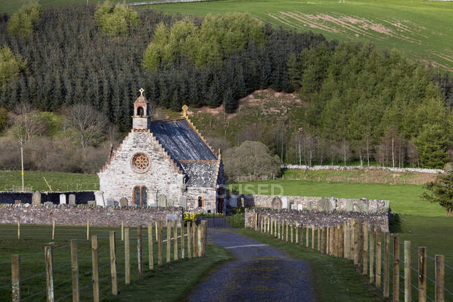 Church and cemetery; Scotland — Stock Photo