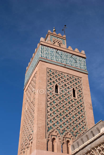 Torre contra el cielo azul - foto de stock