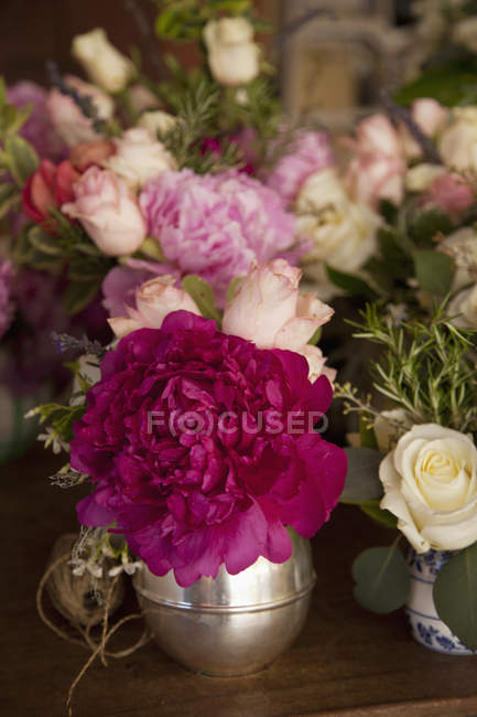 Variedad de flores en blanco y rosa - foto de stock