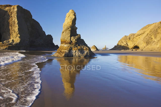Rock formations at low tide on bandon beach — Stock Photo