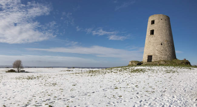 Vista da torre velha abandonada — Fotografia de Stock