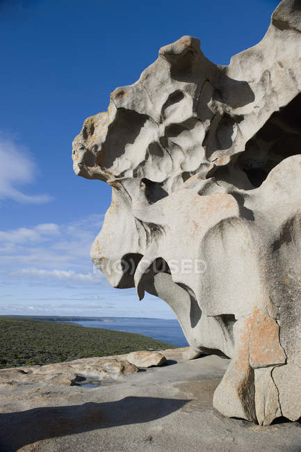 Roca erosionada en superficie de forma única - foto de stock