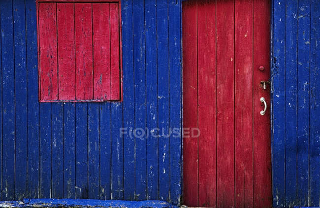 Pintado puerta roja - foto de stock