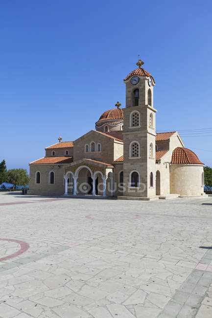Церковь Святого Рафаэля с часовой башней — стоковое фото