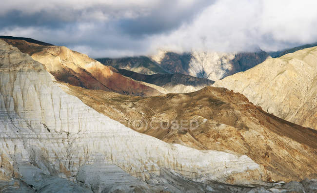 Amazing colors of mountains and clouds — Stock Photo