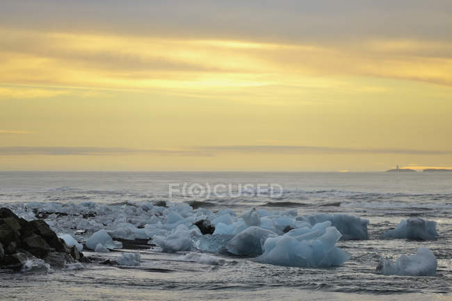 Льодовикові лагуни на заході сонця — стокове фото