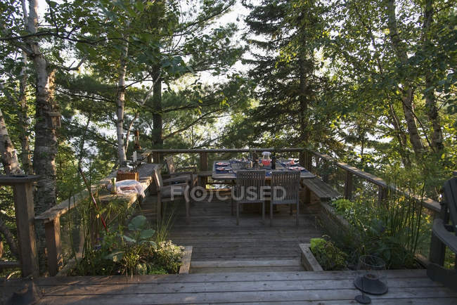 Ensemble de table pour repas sur terrasse en bois — Photo de stock
