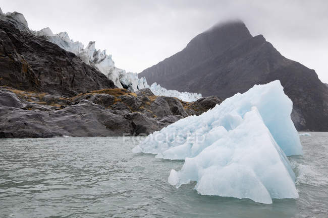 View of Icebergs and glacier — Stock Photo