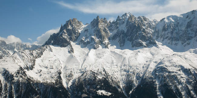 Cordillera robusta de los Alpes franceses - foto de stock