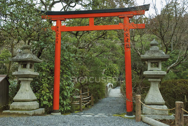 Rotes und schwarzes torii-Tor — Stockfoto