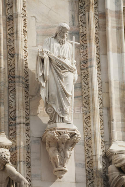 Marble statue on marble cathedral — Stock Photo